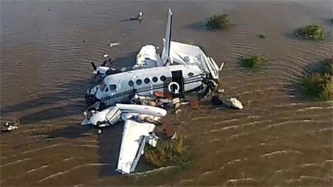 Giải cứu máy bay Argentina đâm xuống sông
