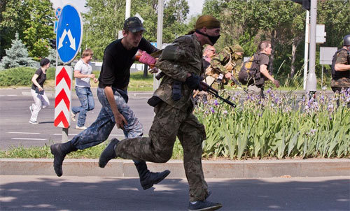 Kiev quyết đánh, phe li khai cầu cứu Nga