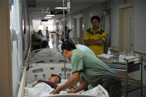 Hàng trăm trẻ nhập viện ngộ độc thực phẩm ở Trung Quốc