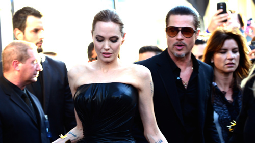 Brad Pitt bị tấn công trên thảm đỏ