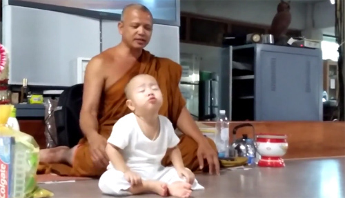 Clip em bé ngủ gật cực dễ thương gây sốt trên mạng