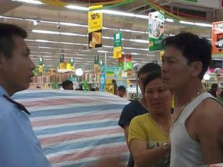 Nhân viên BigC ném cá vào mặt khách hàng