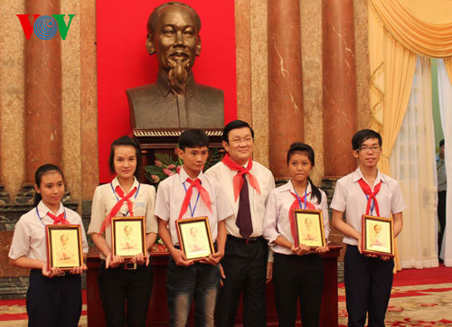 Chủ tịch nước gặp thiếu nhi tiêu biểu có hoàn cảnh khó khăn