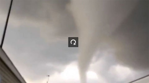 Cận cảnh một vòi rồng càn quét dữ dội