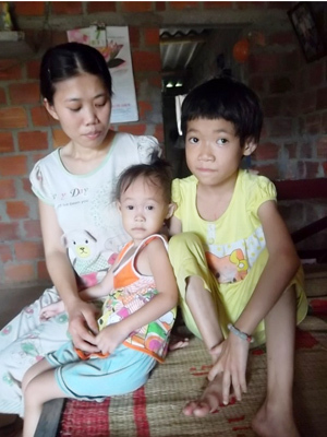 Hai con mổ tim, gia đình nghèo kiệt quệ