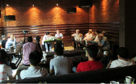 Ly cafe đắng cho giáo dục