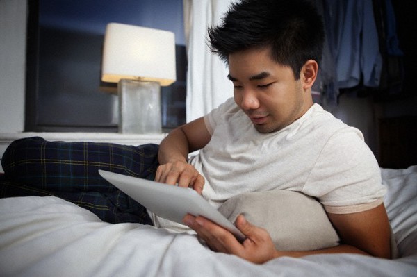 Đêm đến, khi tôi cho con đi ngủ thì chồng lại vào trang web của gay