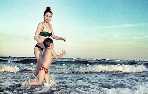 Hồ Ngọc Hà mặc bikini, cùng con trai nhảy sóng