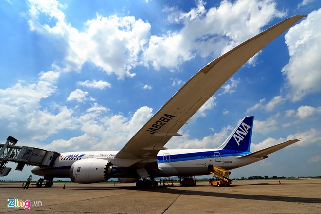 Cận cảnh siêu máy bay Boeing 787 lần đầu đến Hà Nội