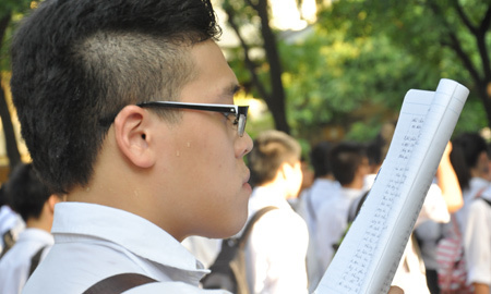 Nắm tay nhau, ăn vội đến trường thi