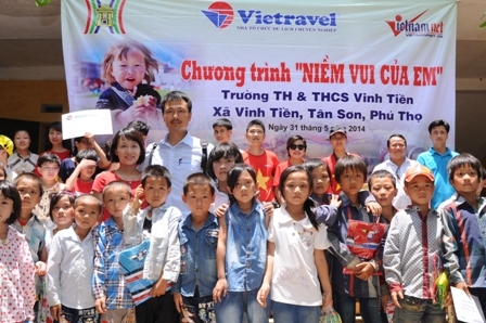 Tặng quà cho 146 học sinh trường cấp 1,2 Vinh Tiền, Phú Thọ