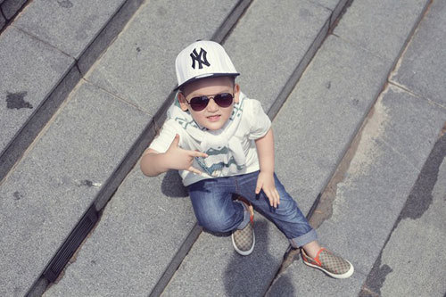 Nhóc Việt 4 tuổi gây sốt với style sành điệu