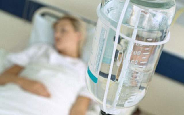 Cảm động chuyện vợ chăm bồ của chồng trong bệnh viện