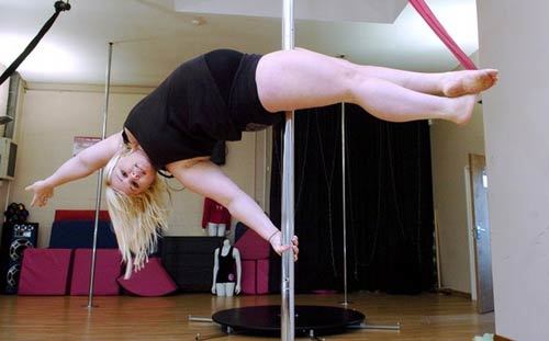 Phát sốt với cô gái béo phì múa cột