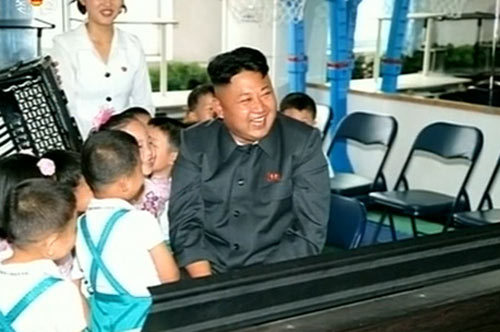 Kim Jong-un tươi cười thăm trại trẻ mồ côi