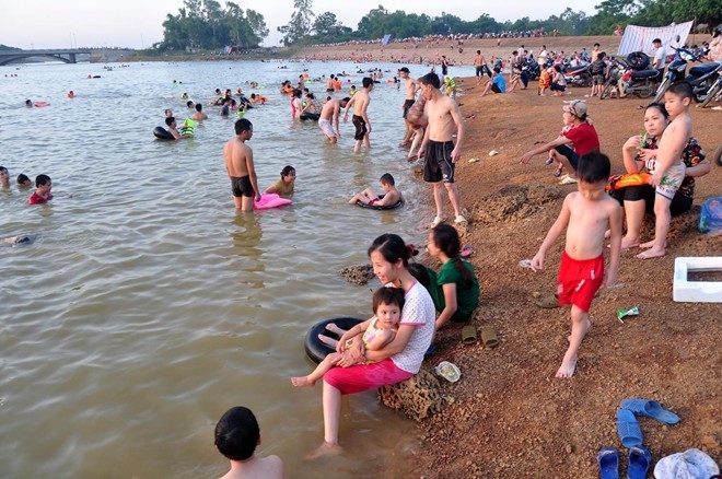 Nắng nóng, đập nước sâu vùng quê nhộn nhịp như bãi biển