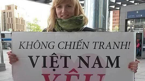 Cô gái Đức và tấm biển 'Việt Nam yêu hòa bình'