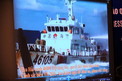 CLIP: Tàu TQ đâm thủng tàu Cảnh sát biển VN