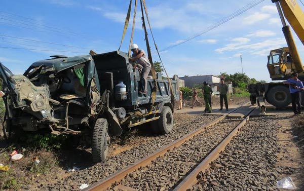 Tàu hoả tông trực diện xe tải