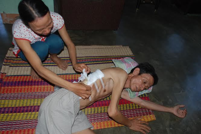 Cám cảnh vợ chồng nằm một chỗ vì bệnh tật