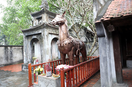 Đắng lòng việc cúng người sống ở các di tích văn hóa