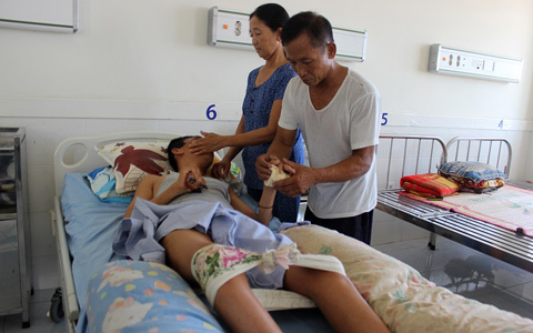 Món nợ khổng lồ trên vai vợ chồng nghèo vì vay tiền cứu con