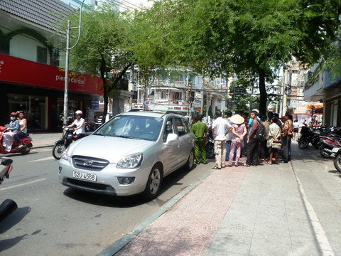 Hàng chục xe máy truy bắt “xe điên” gây tai nạn trên phố