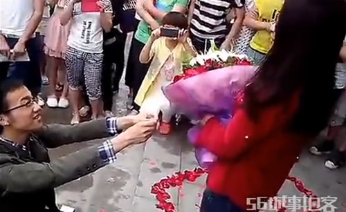 Màn cầu hôn ngọt ngào hiếm thấy