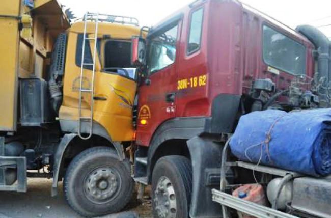 Hai xe tải đấu đầu, QL1A ách tắc cục bộ