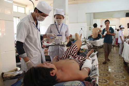 30 thanh niên lạ mang súng bắn người, cả khu phố náo loạn