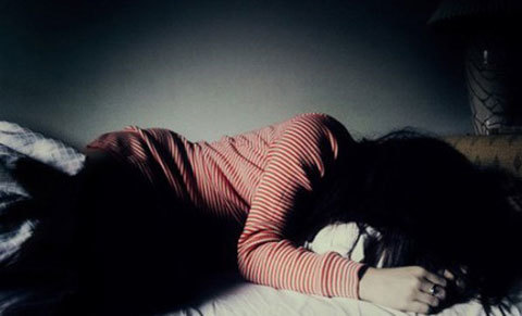 Hai người đàn ông lao đao vì cô bé tự 'dâng trái cấm'