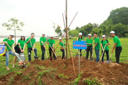 Doanh nghiệp cùng thanh niên đạp xe, trồng cây vì môi trường