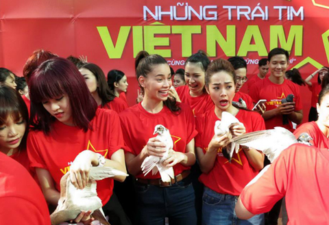 Minh Hằng, Hà Hồ ''lúng túng