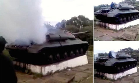 Xe tăng trưng bày bất ngờ nổ máy