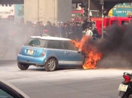 'Tai bay vạ gió' thiêu cháy xe sang, đè nát ôtô xịn