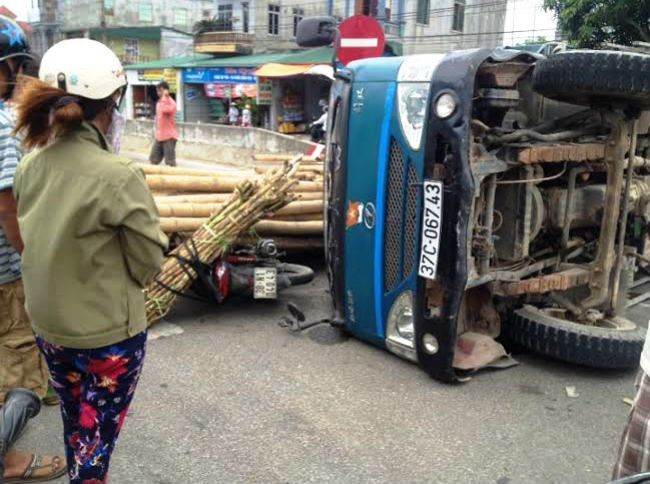 Xe tải chở tre nứa lật nghiêng, đè bẹp xe máy của một phụ nữ