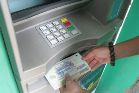 Sắp áp trần phí rút tiền mặt ATM?