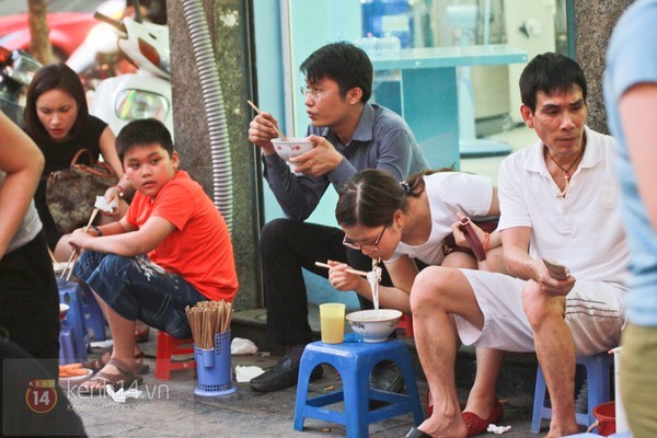 Xếp hàng ăn phở bưng vỉa hè: Chuyện lạ trăm năm Hà Nội