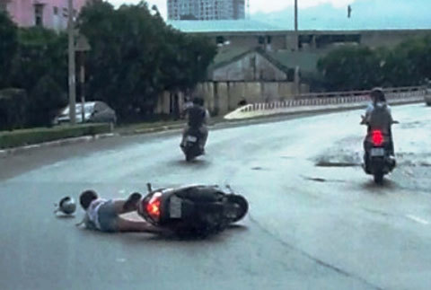 Bị vây đánh, cướp nửa tỷ giữa Sài Gòn