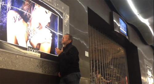 Tự làm MV nhạc gây sốt trong khi bị kẹt tại sân bay