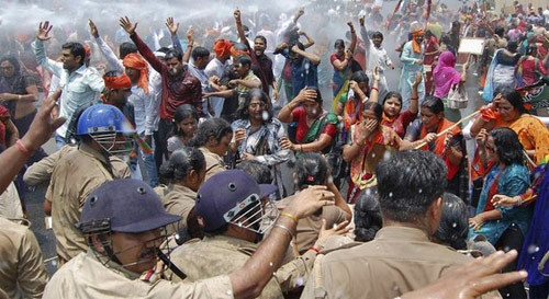 Lại một cô gái Ấn Độ bị hiếp và treo cổ lên cây