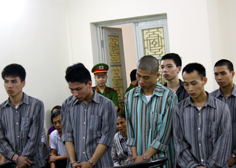 Bé gái ngóng cha mang tội giết người