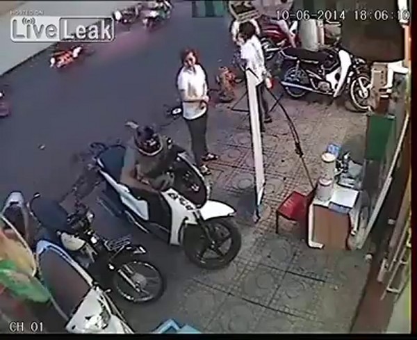 Sốc với clip trộm bẻ khóa xe ngay trước mặt nhân viên