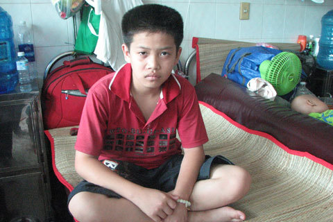 Mẹ điên, cha làm hồ nuôi con bệnh ung thư