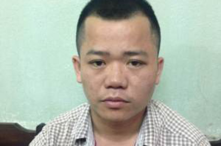 Cởi áo rồi lao tới giật biển hiệu, tấn công cảnh sát