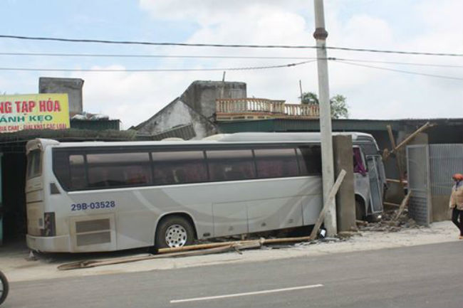 Xe chở hơn 30 khách du lịch lao vào nhà dân
