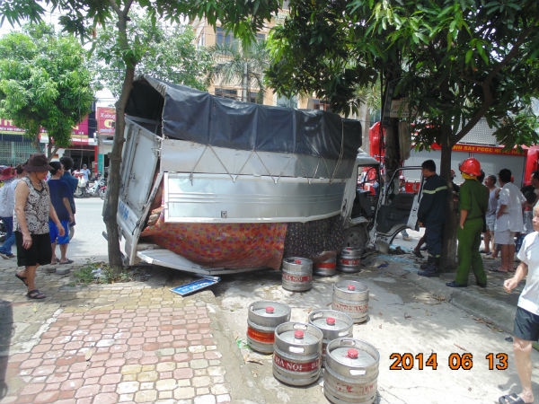 Hàng chục người giải cứu 2 thanh niên kẹt trong xe tải