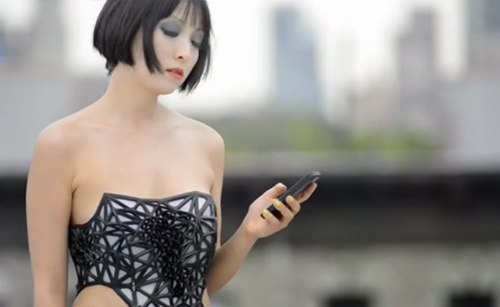 Chiếc váy càng 'chia sẻ' càng hở