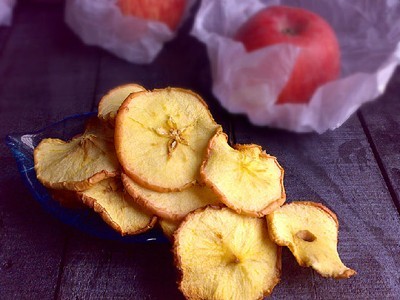 Tự làm snack táo giòn tan ai cũng thích