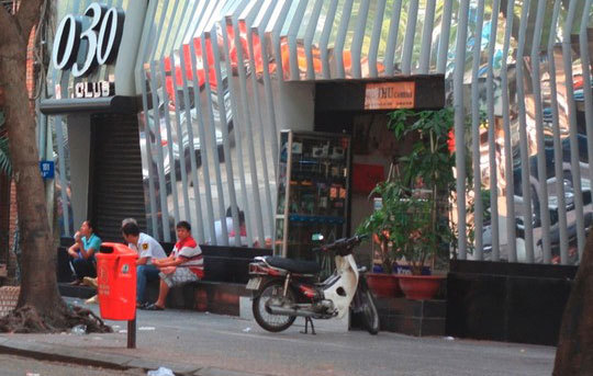 Thiếu nữ rút súng thị uy trong quán bar